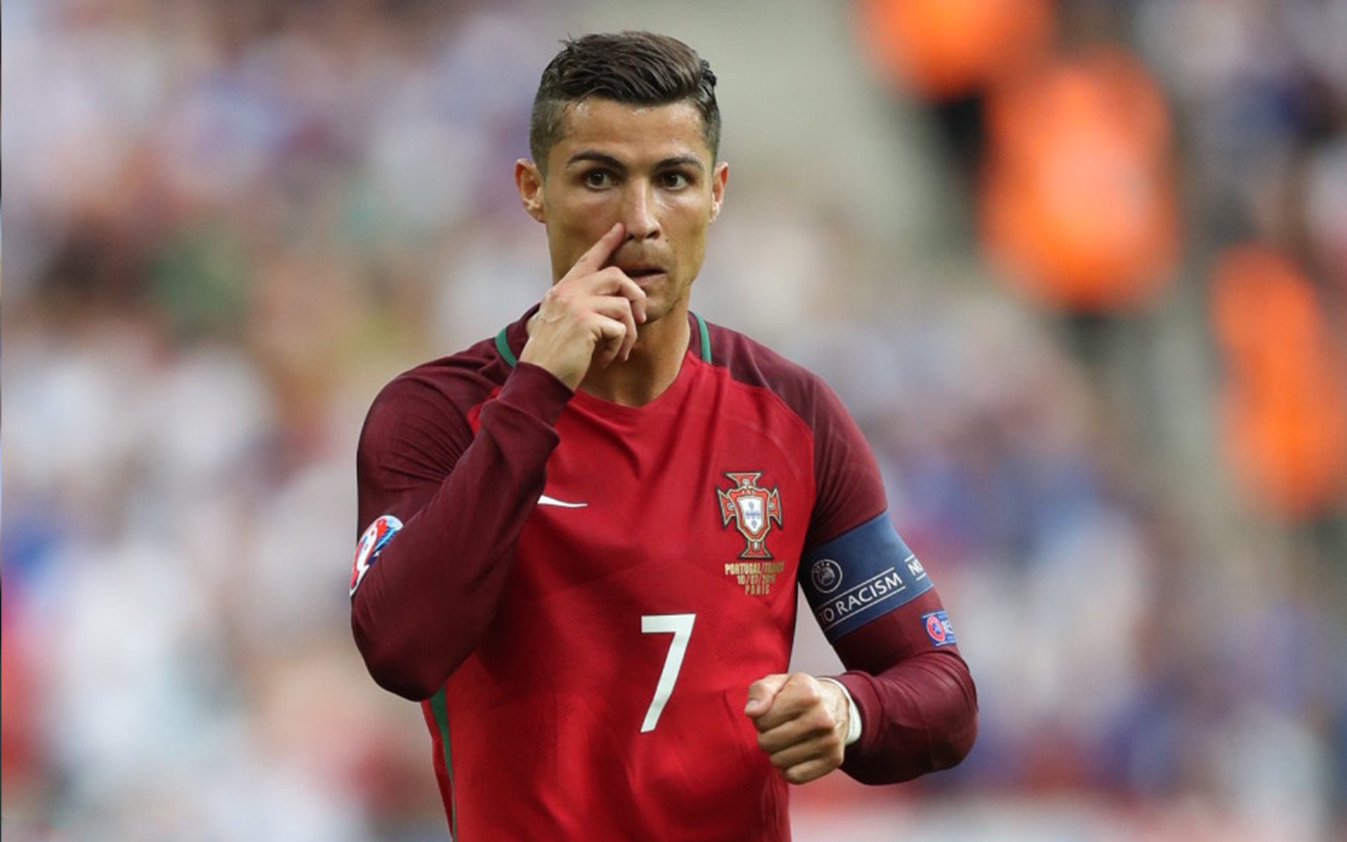 临场换人奏效替补球员贡献致胜进球赢得满堂喝彩，替换球员从什么处入场